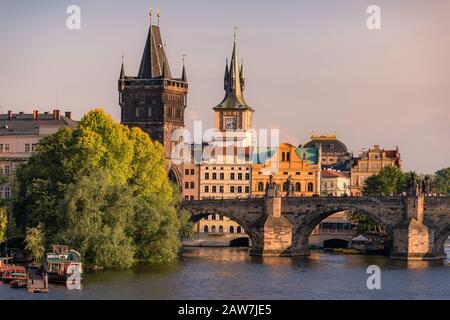 Die historischen Sehenswürdigkeiten der Prager Karlsbrücke oder des Karluv Most und des Brückenturms. Tschechische Republik, Prag Stockfoto