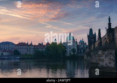 Historisches Prager Stadtbild mit wunderschönem Sonnenaufgang oben. Tschechische Republik, Prag Stockfoto