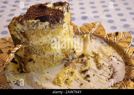 Reste von hausgemachtem Biskuitkuchen mit chantiillem Creme und Schokolade Stockfoto