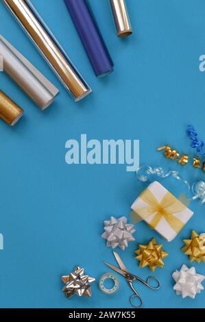 Geschenkverpackung Utensilien in winterlichen Farben auf cyanfarbenem Hintergrund Stockfoto