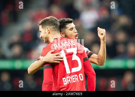 Leverkusen, Deutschland. Februar 2020. Jubel-Torschütze Lucas ALARIO l. (Lev) mit Exequiel PALACIOS (LEV) nach dem Tor zum 2:0, Fußball-DFB-Pokal-Runde 16, Bayer 04 Leverkusen (LEV) - VfB Stuttgart (S) 2-1, am 05.02.2020 in Leverkusen/Deutschland. Weltweite Nutzung Credit: Dpa/Alamy Live News â Stockfoto