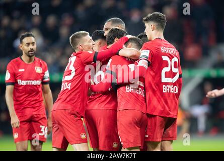 Leverkusen, Deutschland. Februar 2020. Jubel LEV um Torschuetze Lucas ALARIO (LEV) Fußball-DFB-Pokal-Runde 16, Bayer 04 Leverkusen (LEV) - VfB Stuttgart (S), am 05.02.2020 in Leverkusen/Deutschland. Weltweite Nutzung Credit: Dpa/Alamy Live News â Stockfoto