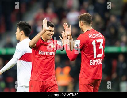 Leverkusen, Deutschland. Februar 2020. Jubel LEV Exequiel PALACIOS (LEV), Torschütze Lucas ALARIO r. (Lev) Fußball-DFB-Pokal-Runde 16, Bayer 04 Leverkusen (LEV) - VfB Stuttgart (S), am 05.02.2020 in Leverkusen/Deutschland. Weltweite Nutzung Credit: Dpa/Alamy Live News â Stockfoto