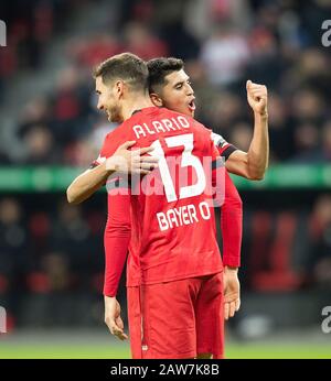 Leverkusen, Deutschland. Februar 2020. Jubel LEV Exequiel PALACIOS r. (Lev), Torschützenkönig Lucas ALARIO (LEV) Fußball-DFB-Pokal-Runde 16, Bayer 04 Leverkusen (LEV) - VfB Stuttgart (S), am 05.02.2020 in Leverkusen/Deutschland. Weltweite Nutzung Credit: Dpa/Alamy Live News â Stockfoto