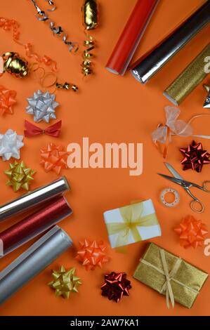 Geschenkverpackung Utensilien in hellen Herbstfarben auf orangenen Grund Stockfoto