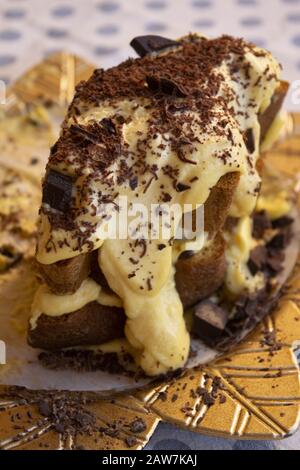 Reste von hausgemachtem Biskuitkuchen mit chantiillem Creme und Schokolade Stockfoto