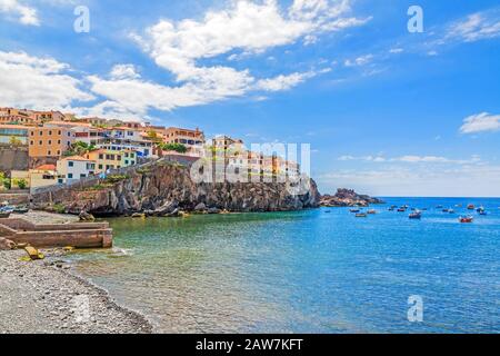 Stadt Camara de Lobos, Madeira mit Fischerbooten. Das malerische Fischerdorf ist berühmt für seinen ehemaligen Gast Winston Churchill. Stockfoto