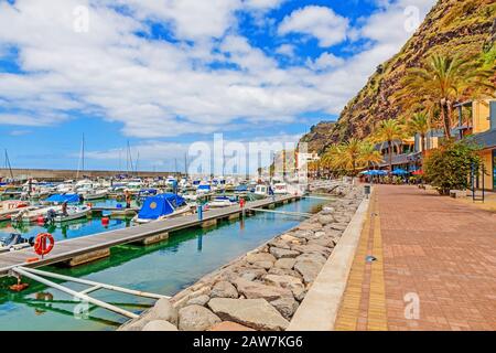 Promenade der Stadt Calheta im Westen Madeiras. Links der neue Jachthafen der Stadt. Stockfoto