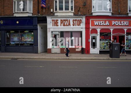 The Pizza Stop and Wisla Polski Shop, North Street, Rugby, Warwickshire, Großbritannien Stockfoto