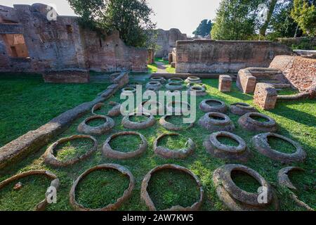 ROM, Italien - 02. Februar 2020: Alte Amphoren, die in den Ruinen von Ostia Antica, einer großen antiken römischen Ausgrabungsstätte in der Nähe der modernen Stadt, beigesetzt wurden Stockfoto