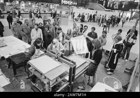Studenten und neu graduierte Künstler aus dem Kon. Die Kunsthochschule in den Haag arbeitet in der Halle von CS i.v.m. Datum des 300. Jahrestags: 3. Mai 1982 Ort: Den Haag, South Holland Schlüsselwörter: Künstler, STUDENTEN Stockfoto