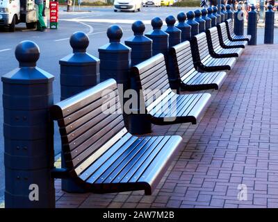 Budapester Straßenbild und Perspektive: Dekorative Stahlbollards, Holzparkbänke, gepflasterter Bürgersteig aus Backstein, Straßenszene an der Großen Synagoge. Stockfoto