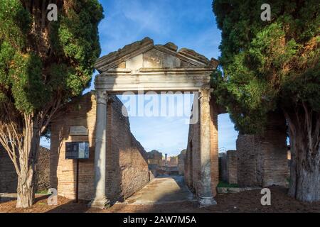 ROM, Italien - 02. Februar 2020: Ruinen von Ostia Antica, große römische Ausgrabungsstätte in der Nähe der modernen Stadt Ostia. Römische Nekropole, Decum Stockfoto