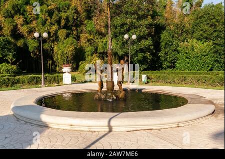 Brunnenmädchen und Junge im Arboretum in Sotschi Stockfoto