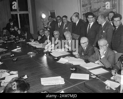 Lohnberatung im SER-Gebäude in den Haag. Nach Beratungen fand eine Pressekonferenz über die Arbeitgeber 'Side Koster, Bosma, Boelger, numer Side Roemer, Middelhuis, Datum: 29. Oktober 1963 Ort: Den Haag, South Holland Schlüsselwörter: Gewerkschaften, Arbeitgeberverbände Personenname: Bosma, J. Koster, H.J. The, Mastrigt, C.J. von, Middelhuis, ja, Roemer, Derk statt Stockfoto