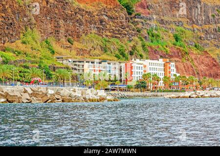 Calheta, Madeira, Portugal - 8. Juni 2013: Hotel Calheta Beach in der Nähe des Strandes Praia da Calheta - Blick auf die Küste. Einer der weniger Strände mit Sand auf der i Stockfoto