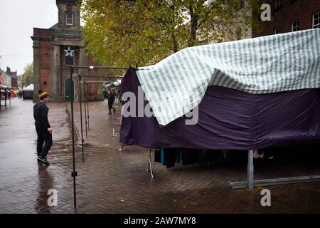 Ein Markt im Zentrum der Stadt Newcastle-under-Lyme in Staffordshire in den Midlands von England. Die Stadt wird bei den bevorstehenden Parlamentswahlen im Vereinigten Königreich 2019 abstimmen. Derzeitiger Abgeordneter für den Wahlkreis Newcastle-under-Lyme ist Paul Farrelly von der Labour Party. Stockfoto