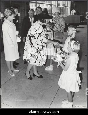 Serie 019-0829, 019-0830 Datum: 23. Juni 1967 Ort: Amsterdam, Noord-Holland Schlüsselwörter: Blumen, Professoren, Kinder, Königinnen, Königtum, Auszeichnungen, Prinzessinnen Personenname: Beatrix, Prinzessin, Erasmus, Juliana (Königin Niederlande), Margriet, Prinzessin Institutionname: RAI Stockfoto