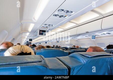 Lissabon, Portugal - 9. Juni 2013: Innerhalb eines Airbus A320 - Passagiersitze während des Flugs - Airline TAP Portugal. Reihen mit Passagieren kommen von Behi Stockfoto