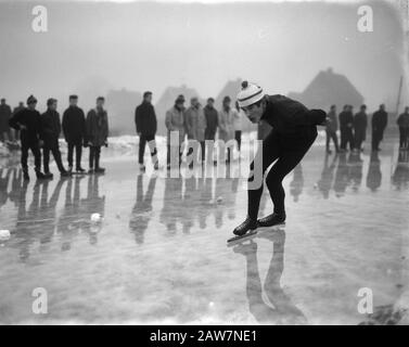 Langebaan Wettbewerbe in St. Pancras, der 18-jährige Wim Schoone aus Oudorp kannte drei Distanzen Gewinntermin: 21. Januar 1964 Ort: Oudorp St Pancras Schlüsselwörter: Skating Sports Person Name: Handsome Wim Stockfoto