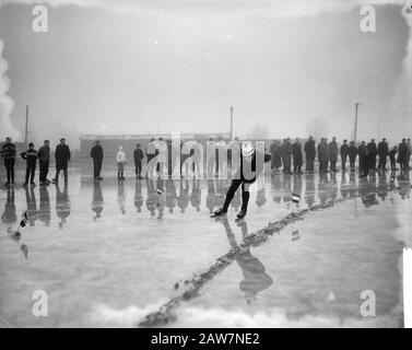 Langebaan Wettbewerbe in St. Pancras, Wim Schoone Datum: 21. Januar 1964 Schlagwörter: Schlittschuhlaufen, Sport Stockfoto