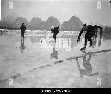 Langebaan Wettbewerbe in St. Pancras, links Okse (Uithoorn) Rechts Kooi (Amsterdam) Datum: 21. Januar 1964 Standort: Amsterdam, Uithoorn Schlüsselwörter: Skating, Sport Stockfoto