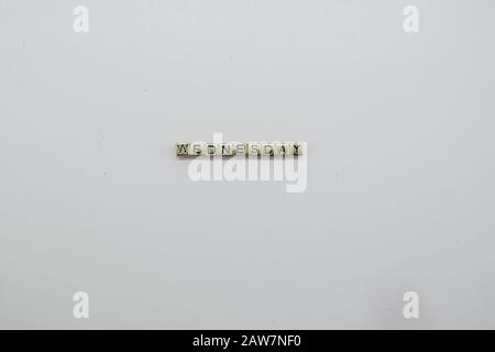 Mittwoch in Goldwürfelblöcken auf weißem Hintergrund ausgeschrieben. Stockfoto