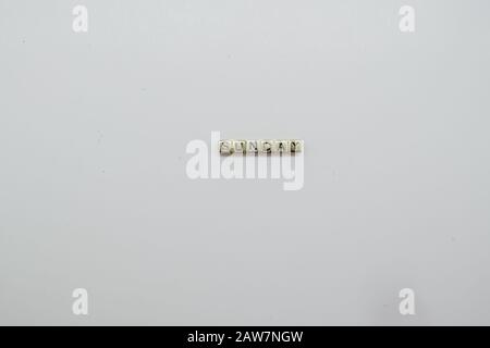 Sonntag in goldenen Würfelblöcken auf weißem Hintergrund ausgeschrieben. Stockfoto