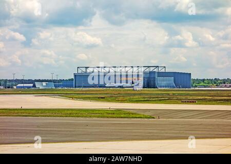 Frankfurt, 30. Mai 2013: Lufthansa Technik Hangar am Internationalen Flughafen Frankfurt, Blick von der Landebahn. Stockfoto