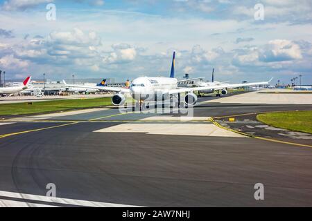 Frankfurt, Deutschland - 30. Mai 2013: Start der Landebahn mit mehreren Lufthansa-Flugzeugen, die auf den Start warten. Der Internationale Flughafen Frankfurt ist Stockfoto