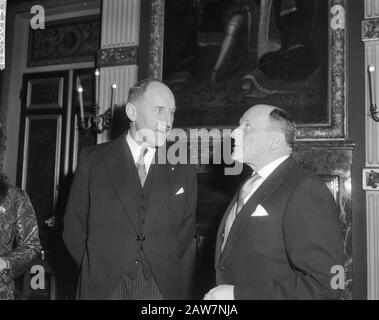 Neujahrsempfang von Luns und der Frau von Treveszaal in den Haag. LUNs und Diplomat (Name nicht bekannt) Datum: 30. Januar 1964 Ort: Den Haag, Südholland Schlüsselwörter: Diplomaten Jahreswechsel, Minister, Empfänge Personenname: LUNs, Joseph Institution Name: Trêveszaal Stockfoto