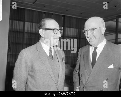 Herr P. Lieftinck (Direktor, Weltbank) ging nach Karatschi, verließ Alderweterd und verließ Schiphol. Datum: 19.Februar 1964 Ort: Nordholland, Schiphol Stichwörter: Banken, Direktoren, Name der beurlaubt Person: Lieftinck, Pieter Stockfoto