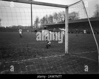 PSV gegen DWS 0-2, Spielzeit beim PSV-Tor v.l. Wiers Bals, Erase and Geurtsen (DWS) Datum: 16. Februar 1964 Schlagwörter: Sport, Fußball Stockfoto