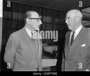 Herr P. Lieftinck (Direktor, Weltbank) ging nach Karatschi, verließ Alderweterd und verließ Schiphol. Datum: 19.Februar 1964 Ort: Nordholland, Schiphol Stichwörter: Banken, Direktoren, Name der beurlaubt Person: Lieftinck, Pieter Stockfoto