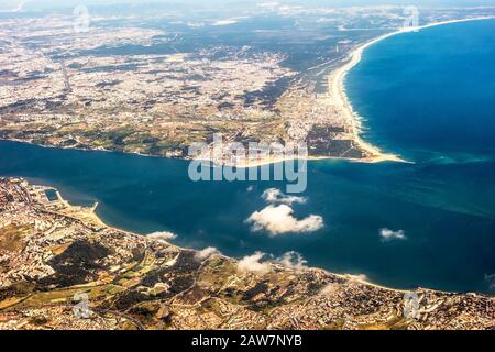 Blick über Lissabon - Fluss Tajo/Costa da Caparica, Portugal Stockfoto