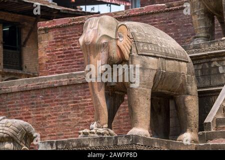 Treppenaufgang, flankiert von Steinfiguren der Tempelwächter im Nyatapola-Tempel in Bhaktapur, Kathmandu-Tal, Nepal Stockfoto