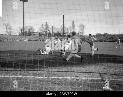 PSV gegen Ajax 2-0, ließ Kemper (PSV) weiter v.l. Swart (Ajax), Torhüter Bals und Donners (PSV) Datum: 5. April 1964 Schlagwörter: Sport, Fußball Personenname: Donners Stockfoto