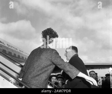 Königliches Paar, Prinzessin Beatrix ging nach Mexiko. Prinzessin Beatrix und Ministerin Luns Anmerkung: Prinzessin Irene, die gerade unterwegs war, war das letzte Mal in Soestdijk Rest-Datum: 7. April 1964 Ort: Nordholland, Schiphol Schlüsselwörter: An- und Abreise, Minister, Prinzessinnen, Staatsbesuche, Flughäfen Personenname: Beatrix (Prinzessin Niederlande) Luns, Joseph Stockfoto