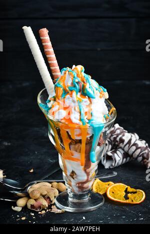 Eis mit Nüssen und Karamell. Draufsicht. Stockfoto