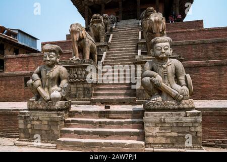 Treppenaufgang, flankiert von Steinfiguren der Tempelwächter im Nyatapola-Tempel in Bhaktapur, Kathmandu-Tal, Nepal Stockfoto