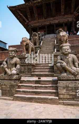 Treppenaufgang, flankiert von Steinfiguren der Tempelwächter im Nyatapola-Tempel in Bhaktapur, Kathmandu-Tal, Nepal Stockfoto