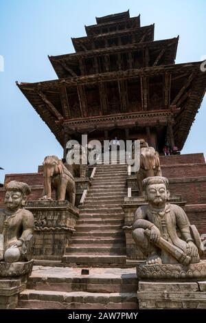 Treppenaufgang, flankiert von Steinfiguren der Tempelwächter im Nyatapola-Tempel in Bhaktapur, Kathmandu-Tal, Nepal Stockfoto