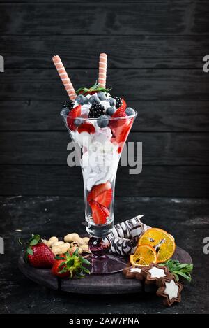 Eis mit wilden Beeren. Dessert. Draufsicht. Stockfoto