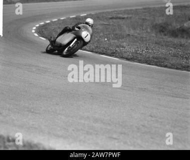 TT Assen 1964 Mike Hailwood auf seinem MV Agusta auf dem Weg zum Sieg im 500cc Datum: 27. Juni 1964 Ort: Assen Schlüsselwörter: Motorsport-Person Name: Hailwood, Mike Stockfoto