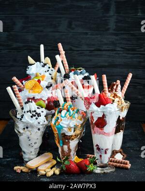 Ein Set Eis mit Früchten, Beeren und Süßigkeiten. Dessert. Draufsicht. Stockfoto