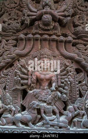 Bild der Göttin Durga (Parvati) an der Tür des Nyatapola-Tempels in Bhaktapur, Kathmandu-Tal, Nepal Stockfoto