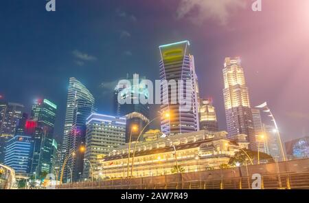Skyline der Nacht von Singapur. Gebäude entlang der Marina Bay Gegend. Stockfoto