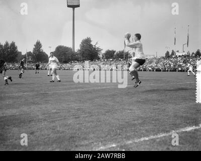 PSV gegen Fortuna 54 1-2, Fortuna-Vögel im Einsatz Datum: 23. August 1964 Schlagwörter: Sport, Fußball Personenname: Vogelanstalt Name: Fortuna 54 Stockfoto