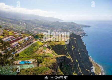 Cabo Girao auf der Insel Madeira - Aussichtspunkt mit spektakulärem Blick auf beeindruckende Felsen und den atlantik Stockfoto