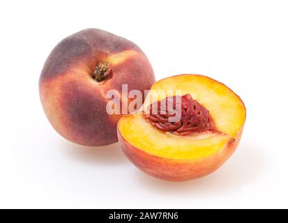 Pfirsiche auf weißem Hintergrund mit Freistellungspfad isoliert Stockfoto